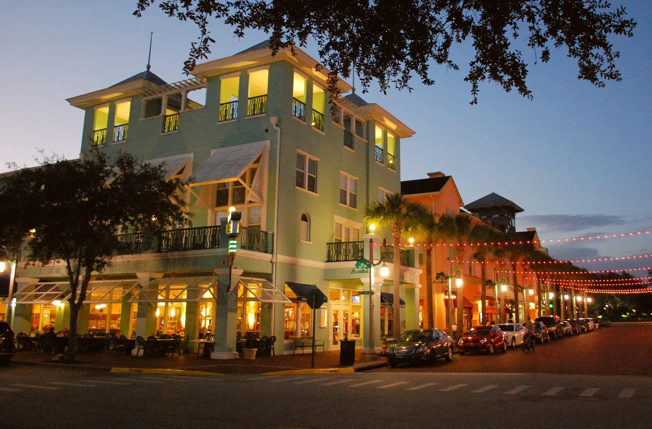 Dining and restaurants in downtown Celebration Florida near the lakefront