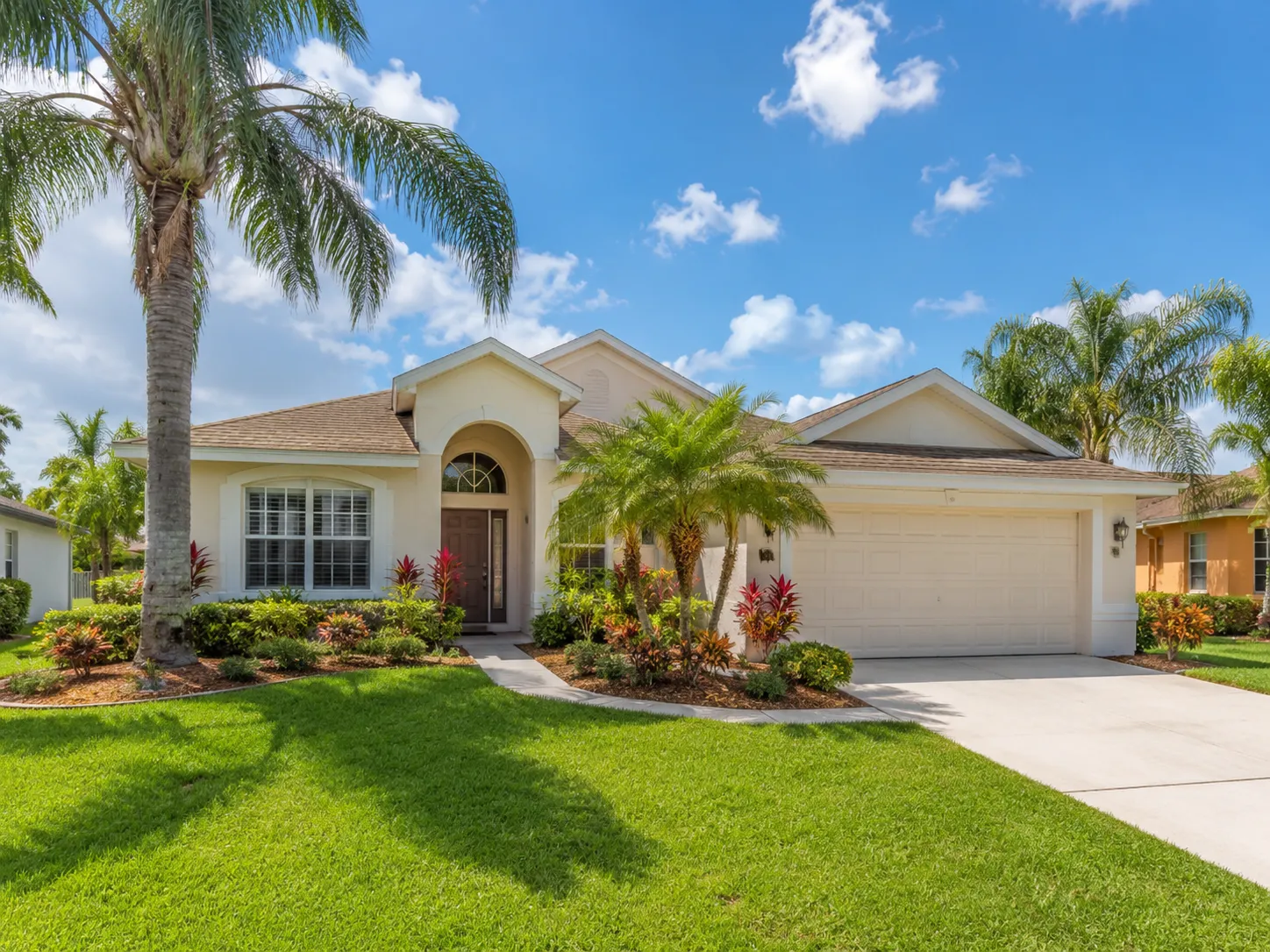 Pool home and outdoor living space in a Maitland Florida neighborhood